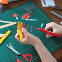 A virtual art class is an engaging online school fundraiser.